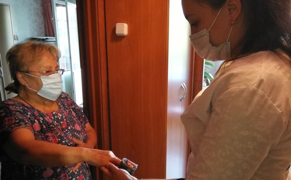 В Чебоксарах маломобильных пациентов вакцинируют на дому