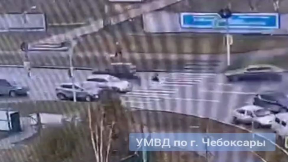 В Чебоксарах водитель иномарки сбил девушку на пешеходном переходе В Чебоксарах водитель иномарки сбил девушку на пешеходном переходе