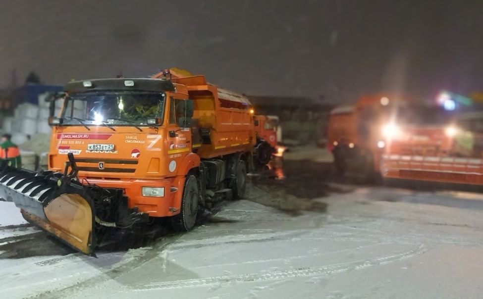 В Чебоксарах на борьбу со снегопадом вышло 22 дорожных машины