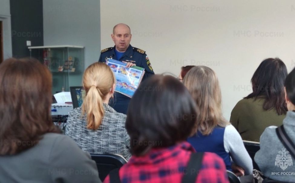В Чебоксарах спасатели провели урок ОБЖ для преподавателей