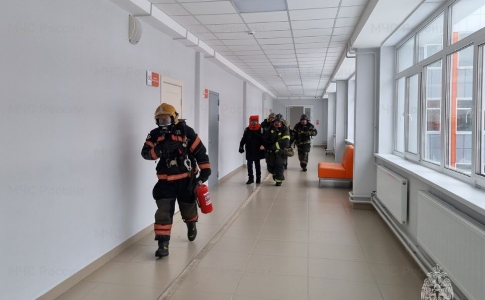 В чебоксарской школе №50 прошли учения спасателей 