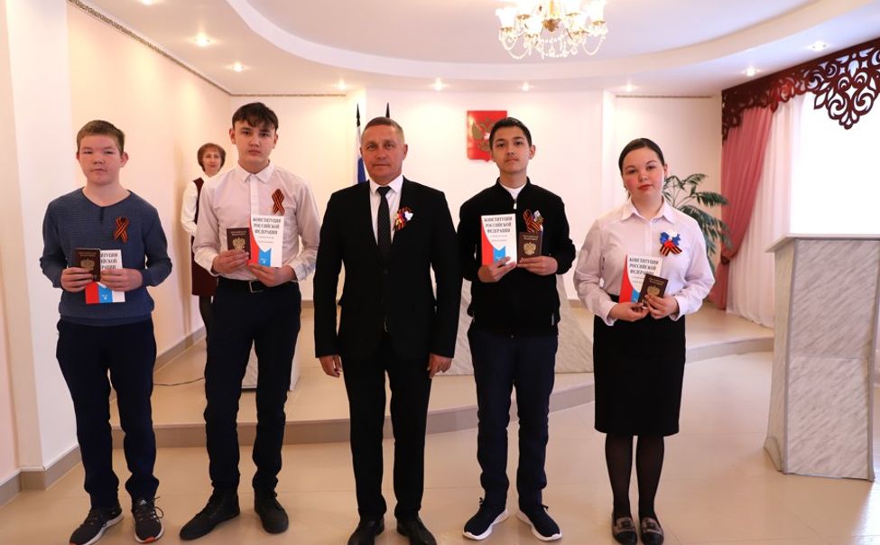 В Яльчикском округе в преддверии Дня Победы юным гражданам вручили паспорта 