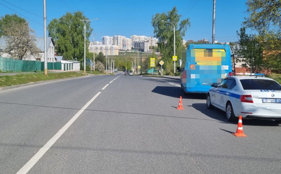 В Чебоксарах водитель пассажирского автобуса открыл двери на ходу. Два пассажира получили травмы