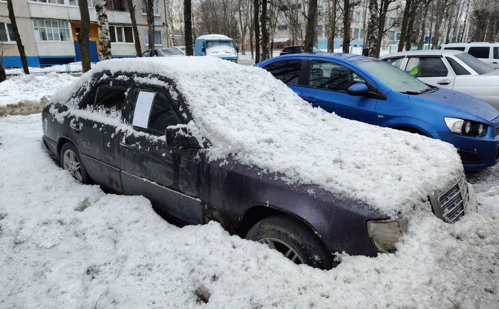 В Чебоксарах разыскивают владельца брошенного мерседеса