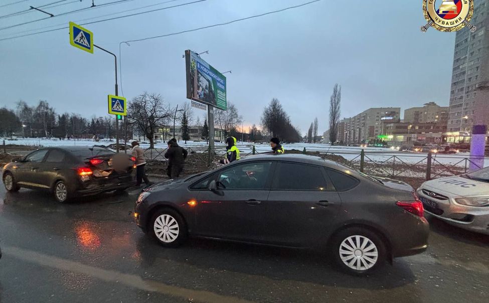 В Новочебоксарске "Опель" жёстко бортанул учебный автомобиль, есть пострадавшая