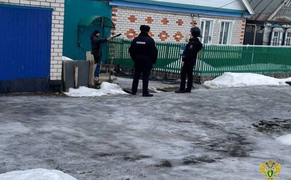 В Яльчиках задержали дебошира, угрожавшего полицейским оружием