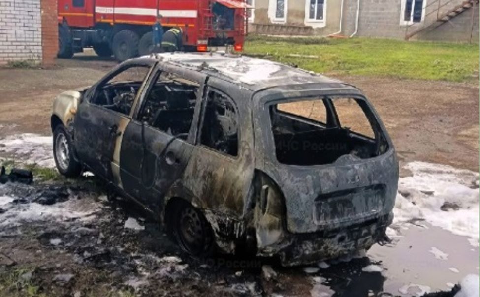 В Чувашии искры от сварки сожгли авто В Чувашии искры от сварки сожгли авто