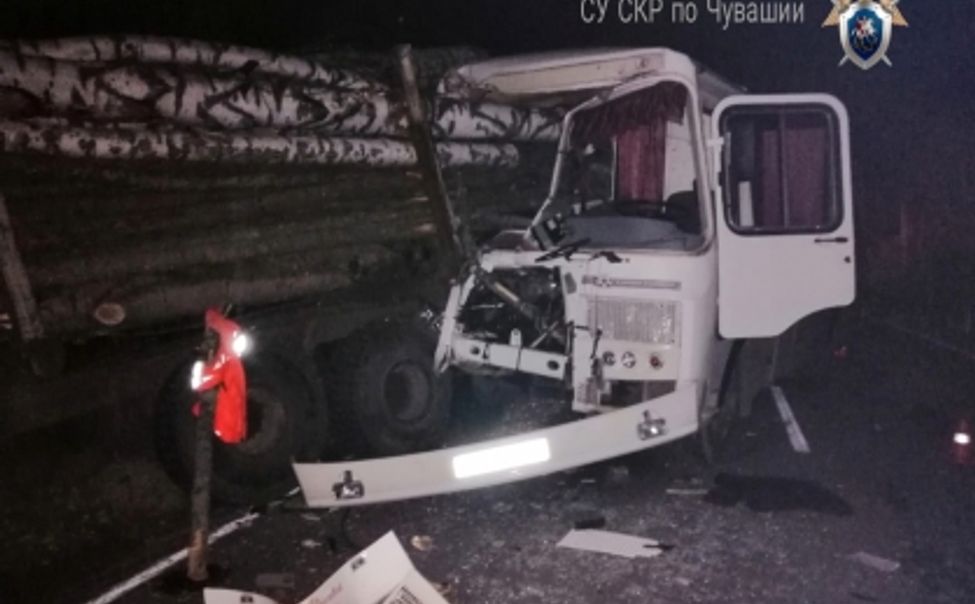 В Алатыре водителя автобуса осудили за гибель девочки от влетевших в салон бревен В Алатыре водителя автобуса осудили за гибель девочки от влетевших в салон бревен