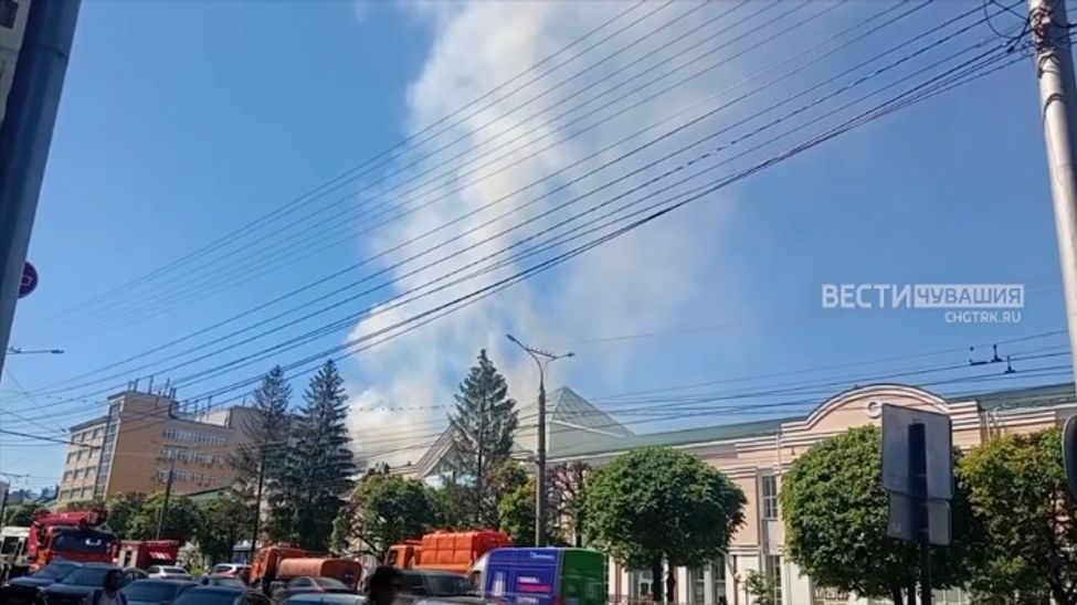 В центре Чебоксар загорелось двухэтажное здание. 300 человек эвакуированы В центре Чебоксар загорелось двухэтажное здание. 300 человек эвакуированы