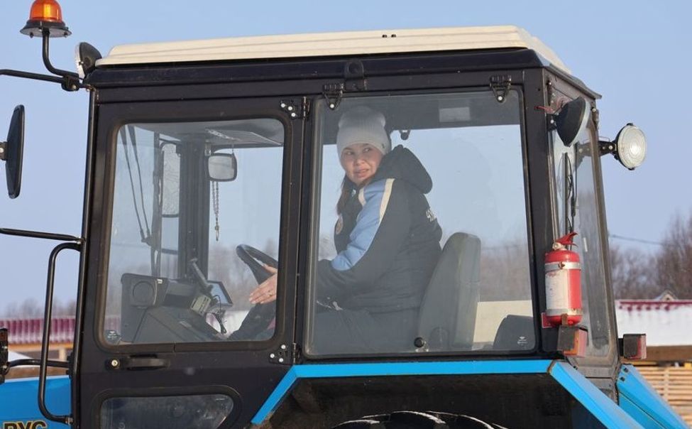 Каждый год в Чувашии удостоверение тракториста-машиниста получают более 30 женщин