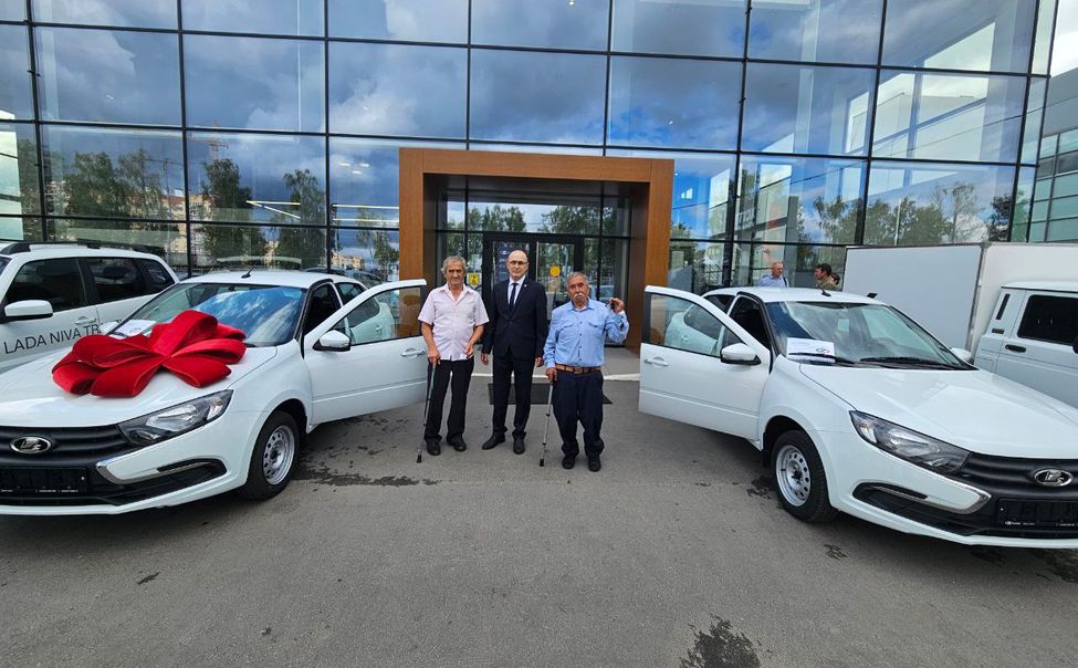 Двоим жителям Чувашии, получившим производственные травмы, вручили новые автомобили Двоим жителям Чувашии, получившим производственные травмы, вручили новые автомобили