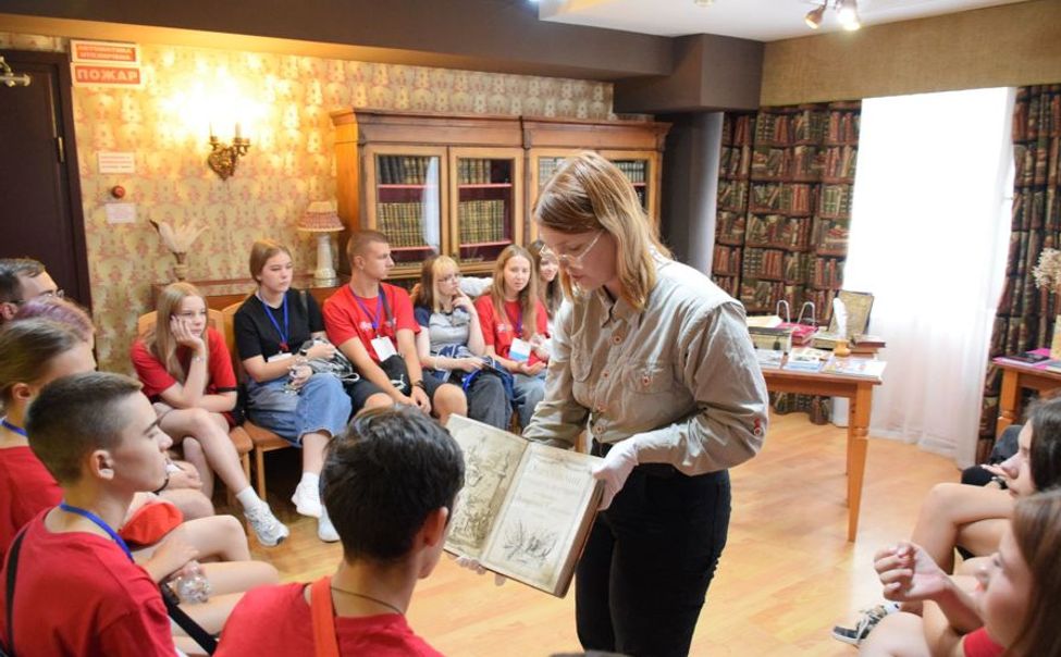 100 школьников из ДНР посетили Национальную библиотеку Чувашии