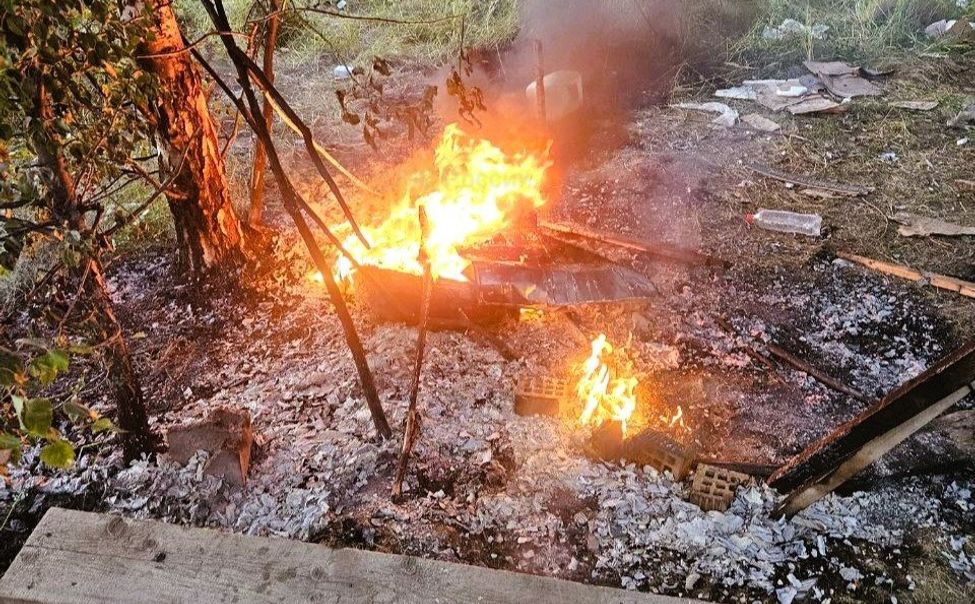 Из-за детской шалости загорелся сухостой возле дома в Канаше Из-за детской шалости загорелся сухостой возле дома в Канаше