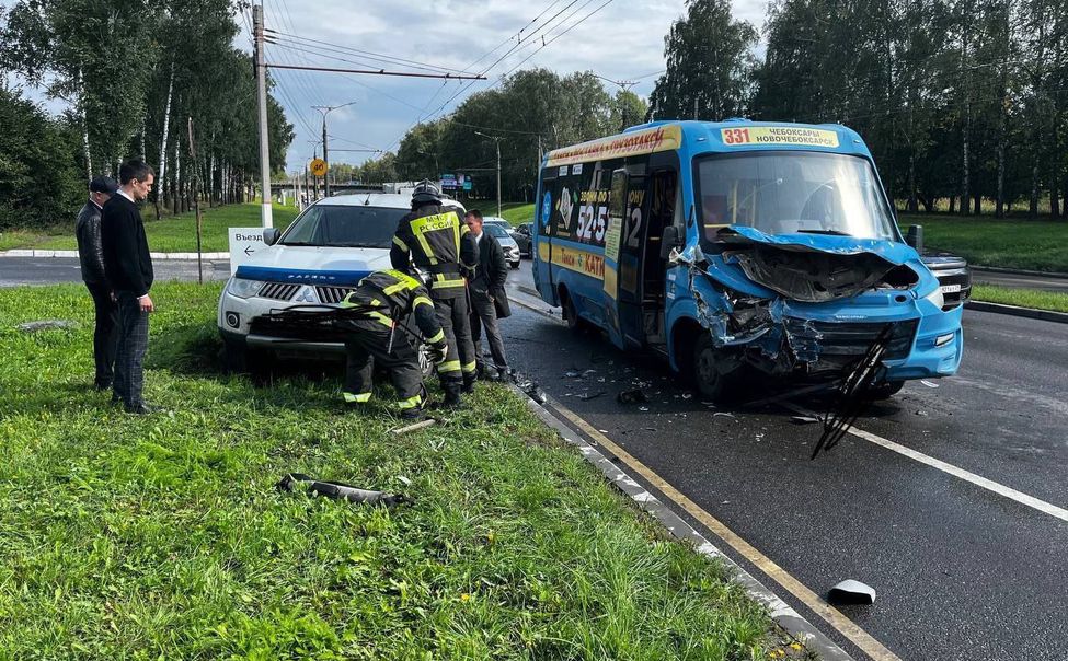В Чебоксарах внедорожник вылетел на встречку и врезался в автобус