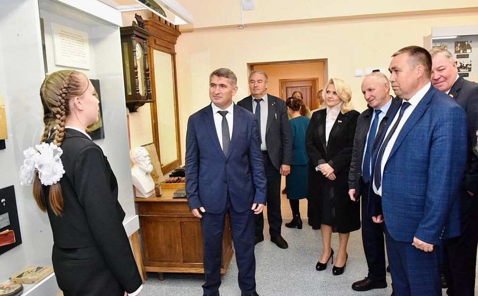 Олег Николаев посетил Атнарскую школу после капремонта