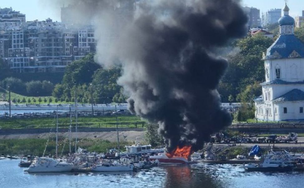 В акватории Чебоксарского речпорта загорелось судно