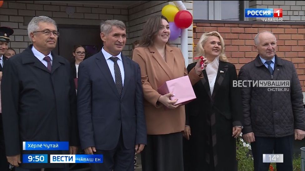 Хӗрлӗ Чутайри ҫамрӑк специалистсене хваттер уҫҫисем пачӗҫ