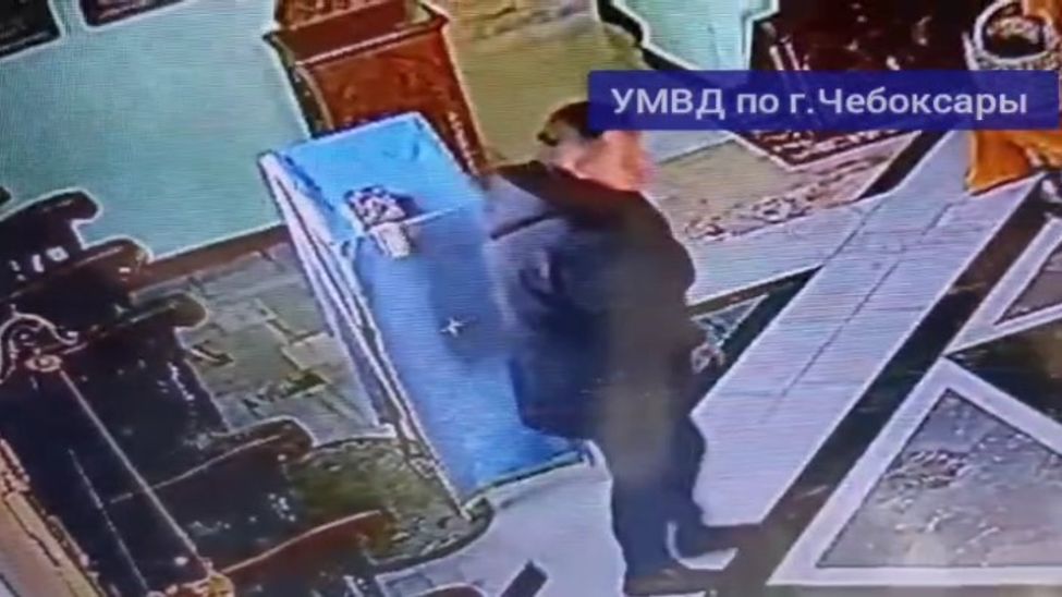 В Чебоксарах задержали мужчину, похитившего поклонный крест из церкви