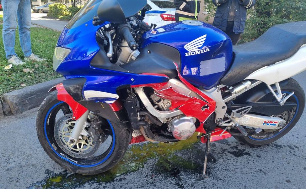 Чебоксарская автоледи VS "Хонда": бесправный байкер попал в больницу