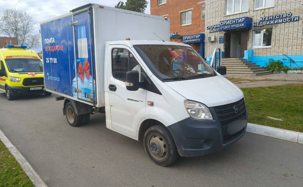 В Чебоксарах водитель "Газели" сбил пенсионера при движении задним ходом