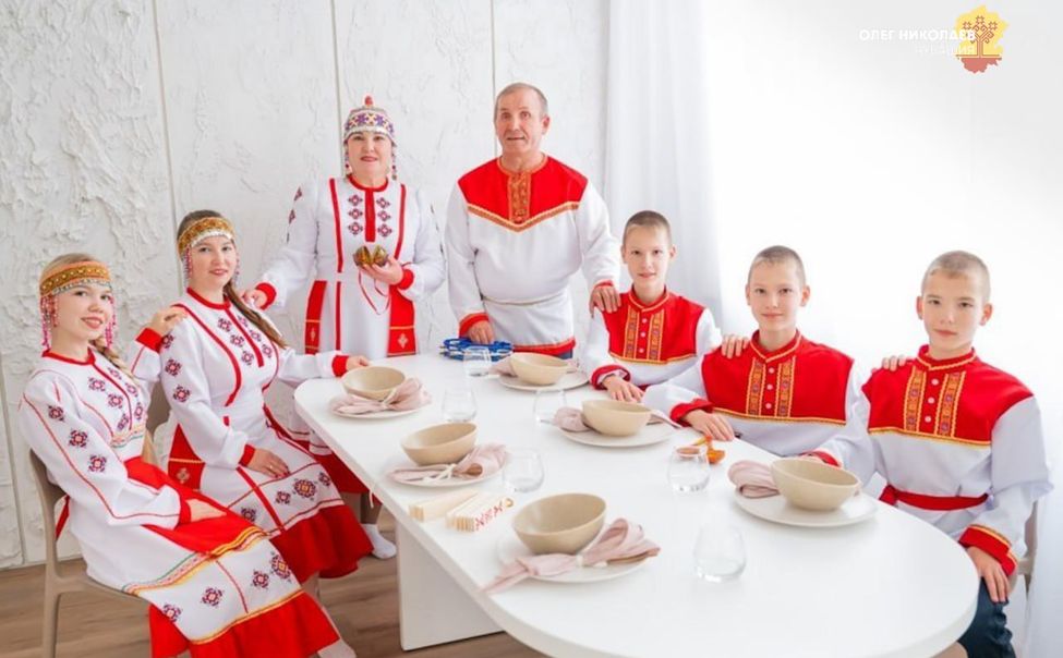 Глава Чувашии поздравил семью Тихоновых с победой во Всероссийском конкурсе «Семья года — 2025»