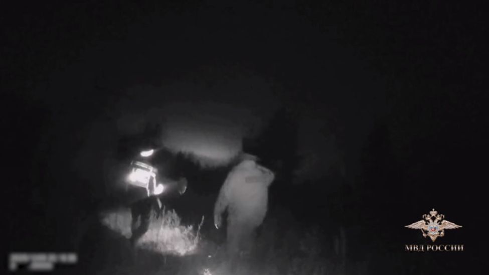 В Чувашии полицейский на руках донес до дома потерявшуюся 87-летнюю женщину