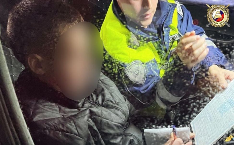 В Чебоксарах бесправный водитель лихачил на дороге