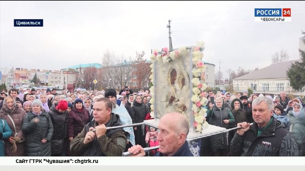 В Цивильске сотни верующих прошли Тихвинским крестным ходом