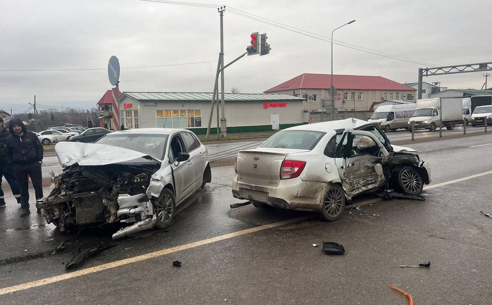 В Канашском округе при ДТП на перекрёстке пострадали оба водителя
