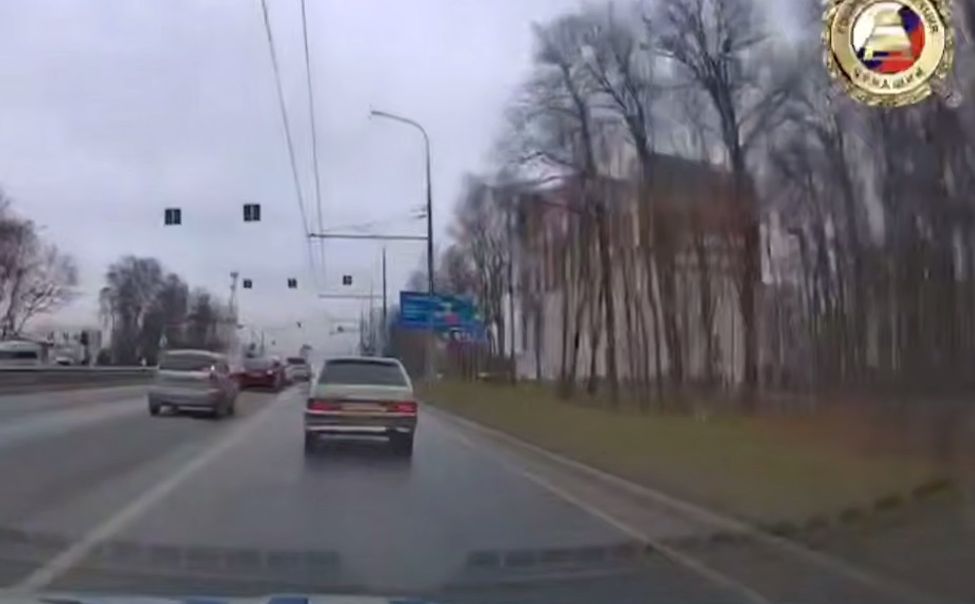 В Чебоксарах авторецидивист, гоняя от ГАИ, разнес припаркованное авто