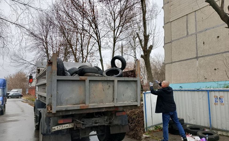 С чебоксарских улиц вывезли ещё более 300 автомобильных покрышек