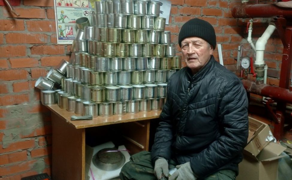 «Серебряный» волонтёр из Шумерли мастерит окопные свечи для СВО