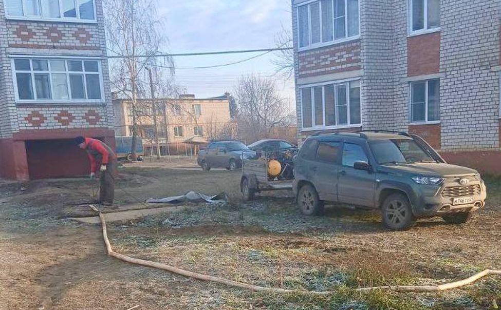 В Кугесях оперативно устраняют последствия прорыва коммунальных сетей