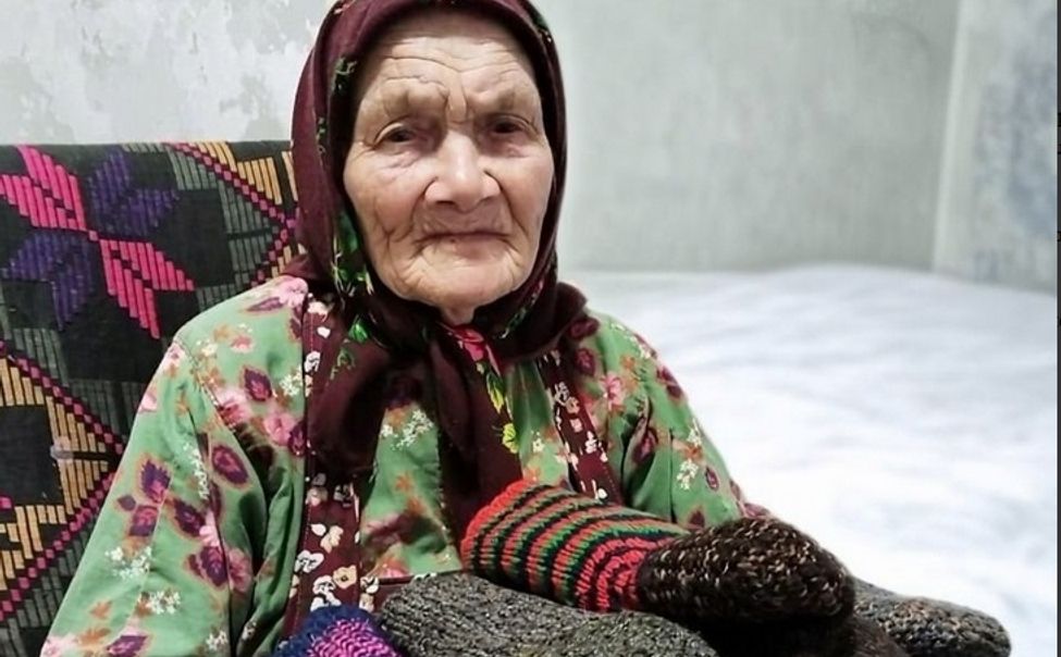 Материнская забота: Батыревские женщины вяжут для бойцов СВО теплые носки