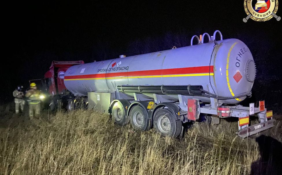 В Батыревском округе в ДТП с участием внедорожника, ГАЗели и газовоза погибла женщина