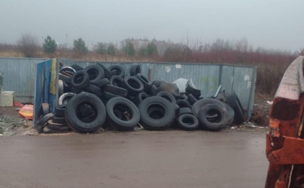 С контейнерных площадок Южного посёлка Чебоксар  вывезли целый грузовик покрышек