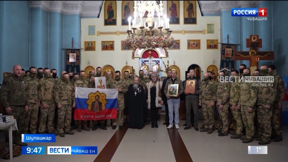 Ҫӗршыв хӳтӗлевҫисемпе пулас салтаксене сӑваплӑ турӑшсем сӑнланӑ ялав парнелерӗҫ