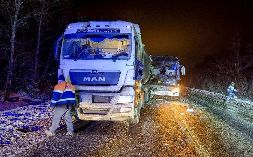 В Чувашии после столкновения автобуса и самосвала пятерых доставили в больницу 