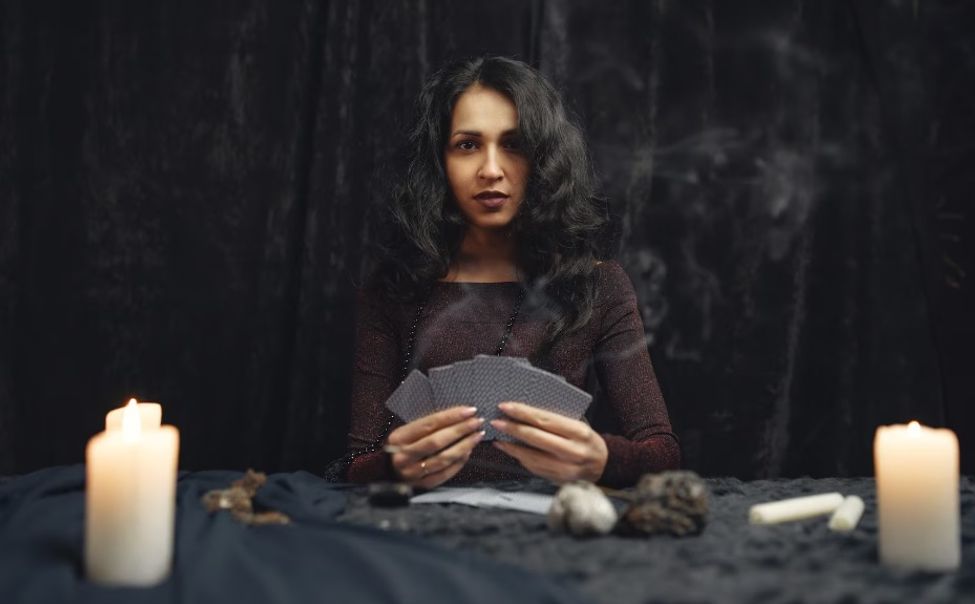 Ни мужчины, ни денег: чебоксарку  запугала и развела на 300 тысяч псевдоворожея