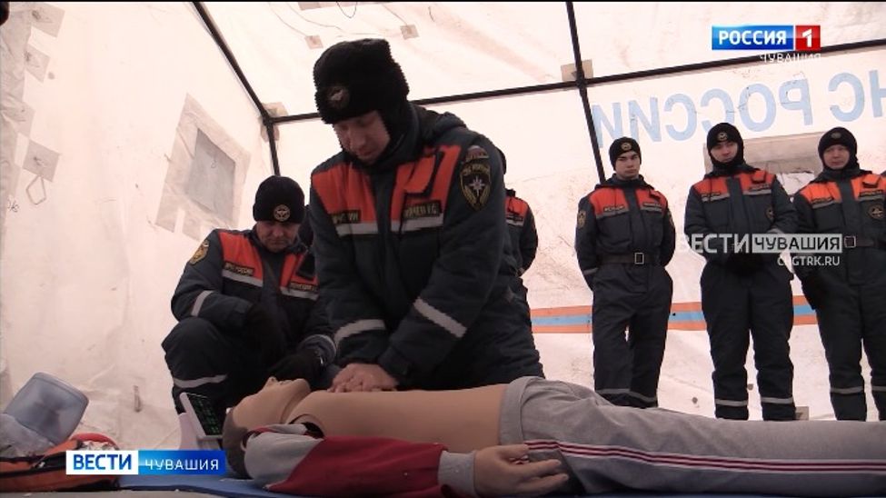 70 спасателей МЧС Чувашии отработали ликвидацию зимних дорожных происшествий