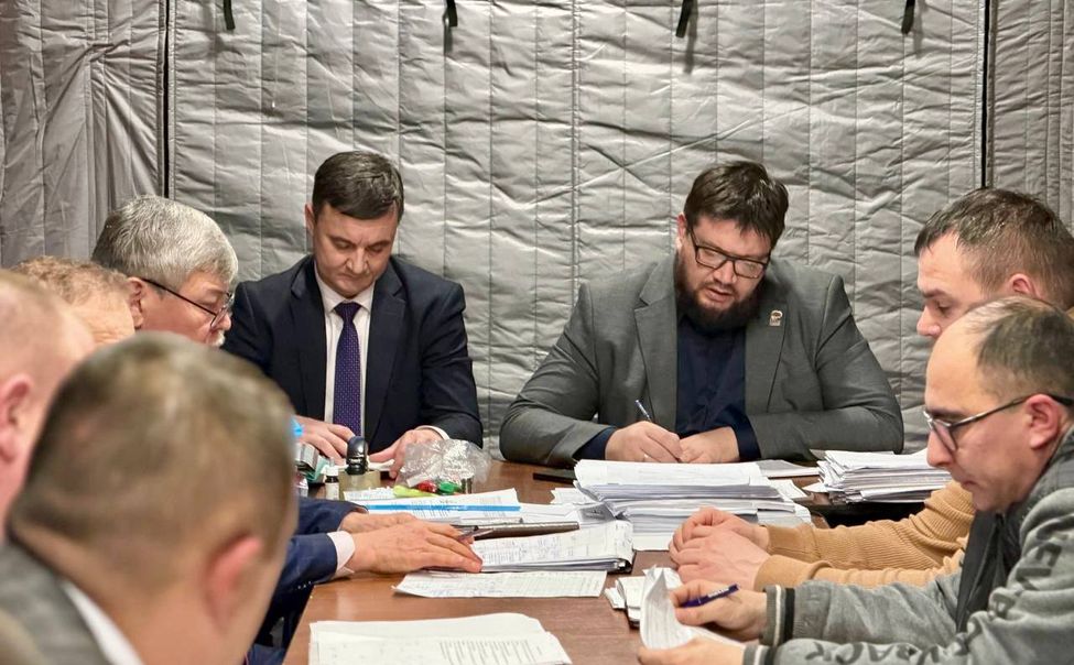 В Чебоксарах более 50 специалистов восстанавливают поврежденные беспилотниками дома