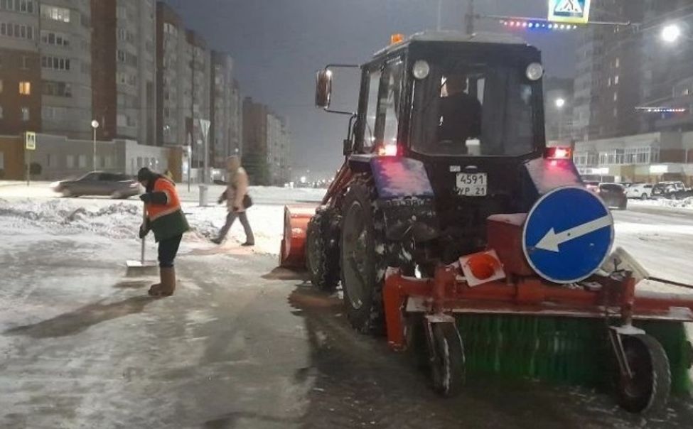 В Чебоксарах активно убирают снег