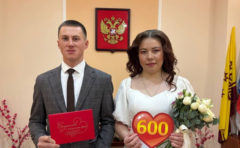 В Ленинском районе Чебоксар зарегистрировали 600 пару молодоженов