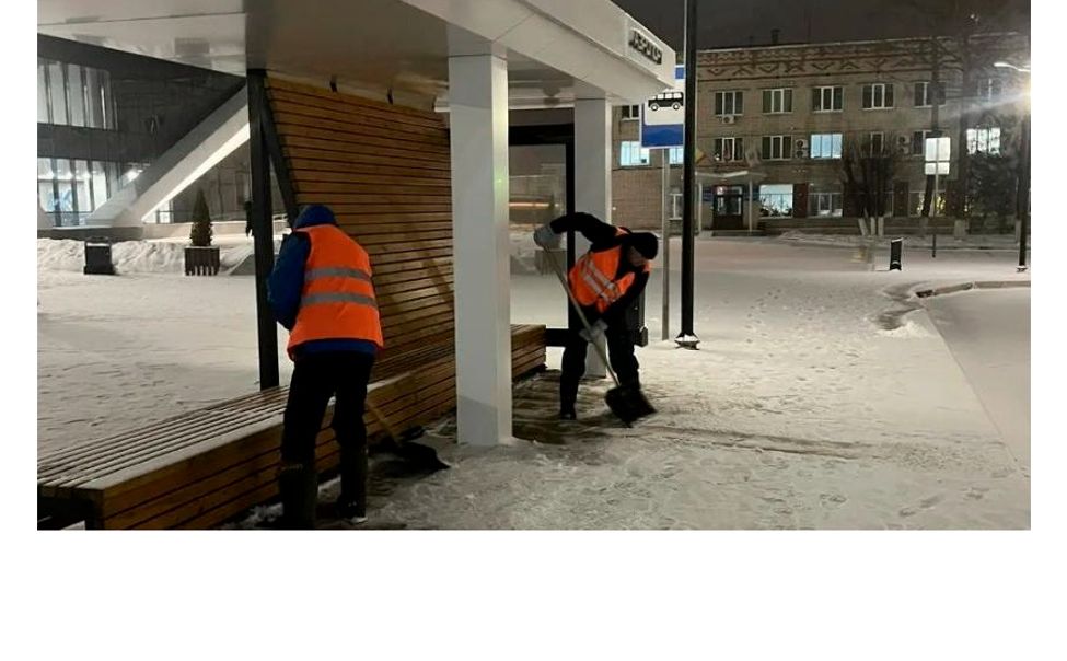 На улицах Чебоксар убирают снег сотня единиц спецтехники и более сотни рабочих