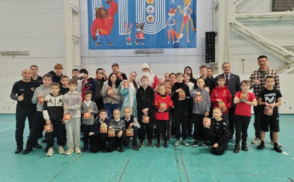 В Чебоксарах стражи порядка и общественники провели «Веселые старты» вместе с «Полицейским Дедом Морозом» 