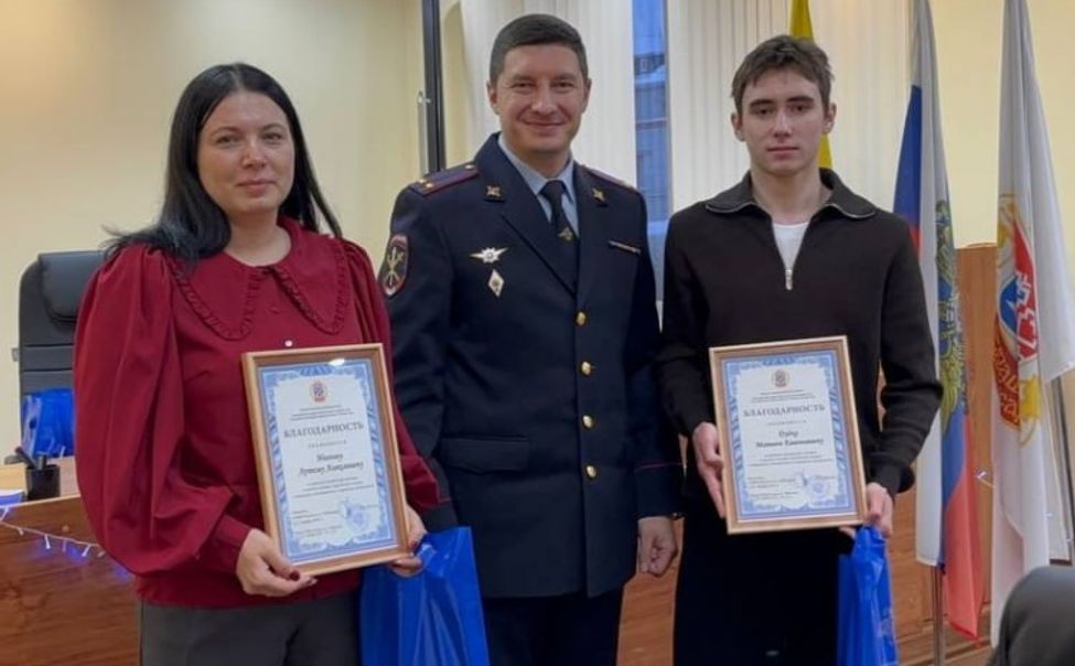 В Чебоксарах полицейские поблагодарили подростков, которые пресекли грабеж