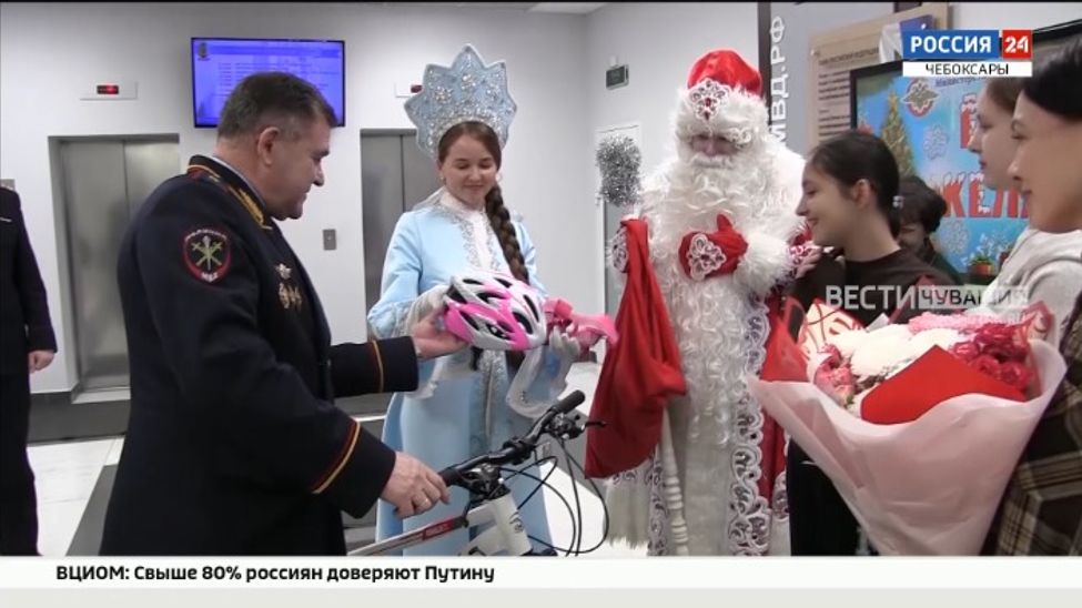 Министр внутренних дел по Чувашии исполнил мечту чебоксарки в рамках акции "Ёлка желаний"