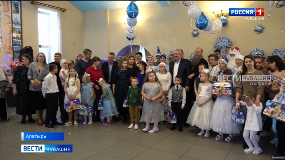 В Алатыре воспитанники Центра помощи детям-инвалидам получили новогодние полезные подарки