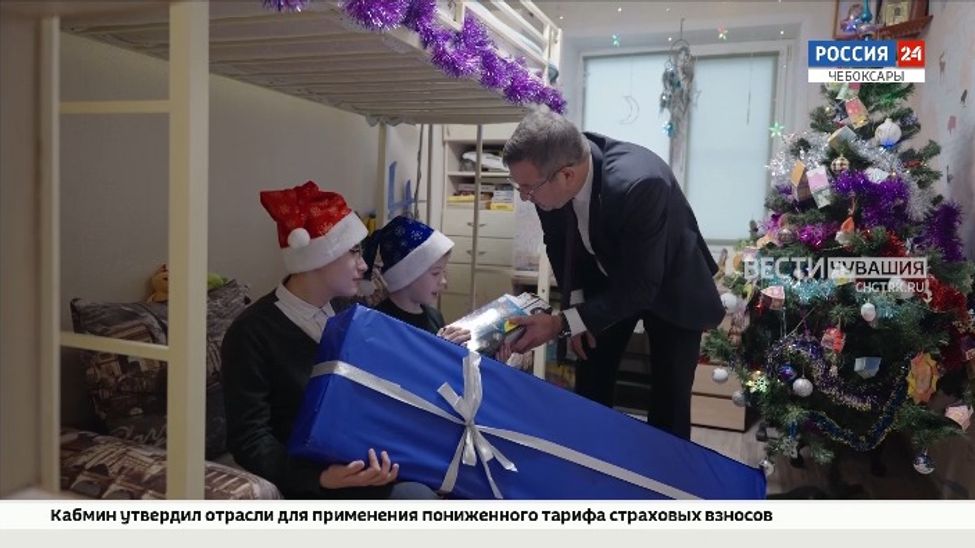 Сенатор Николай Владимиров подарил юному чебоксарцу цифровое пианино на Новый год