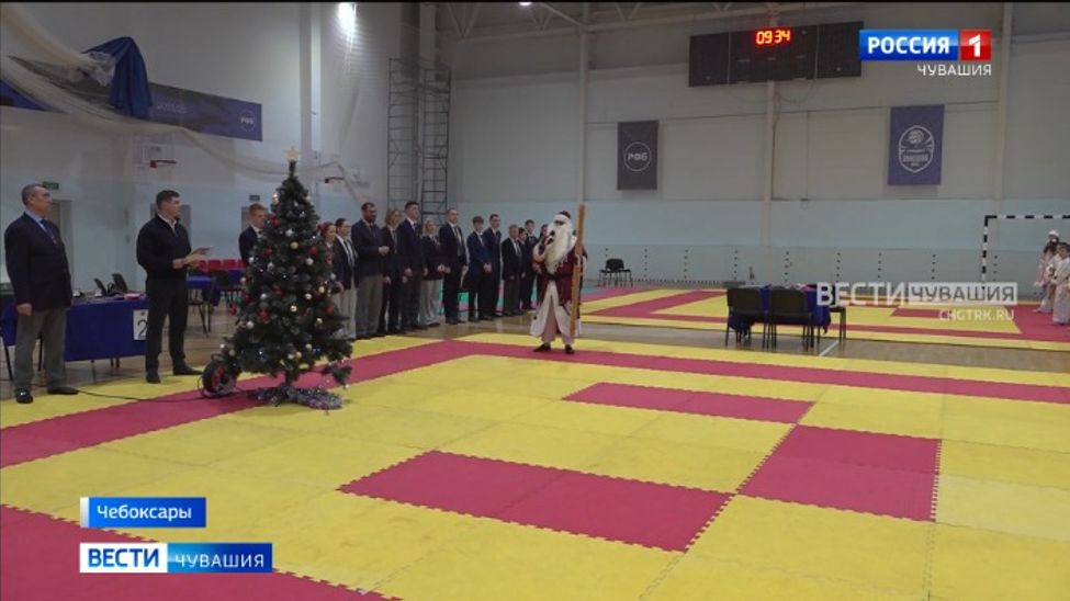 Новогоднее сражение: Дед Мороз проверил мастерство маленьких каратистов